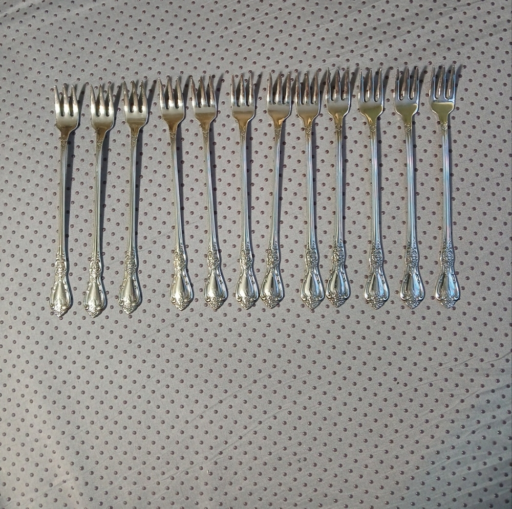 12pc Oneida Distinction Deluxe HH Raphael Seafood Cocktail Forks 6" Euc